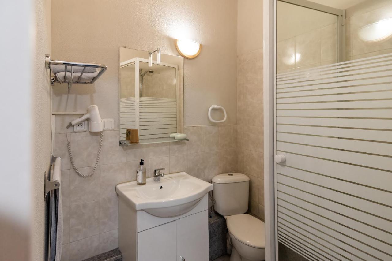 Hotel De La Gare Latresne エクステリア 写真