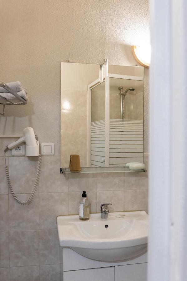 Hotel De La Gare Latresne エクステリア 写真