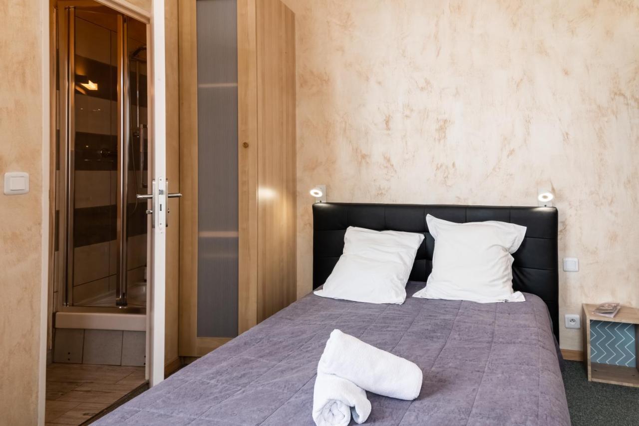 Hotel De La Gare Latresne エクステリア 写真