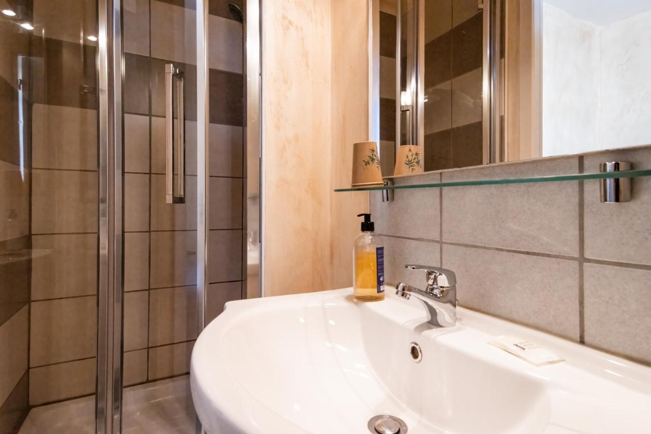 Hotel De La Gare Latresne エクステリア 写真